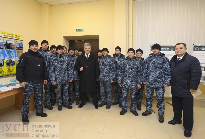 Порошенко посетил новое общежитие ВМС в Одессе и зарезервировал комнаты для плененных моряков (фото) «фото»