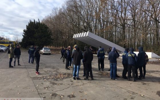 На Мемориале 411-й батареи начался митинг против строительства “Догтауна” (фото) ОБНОВЛЕНО «фото»