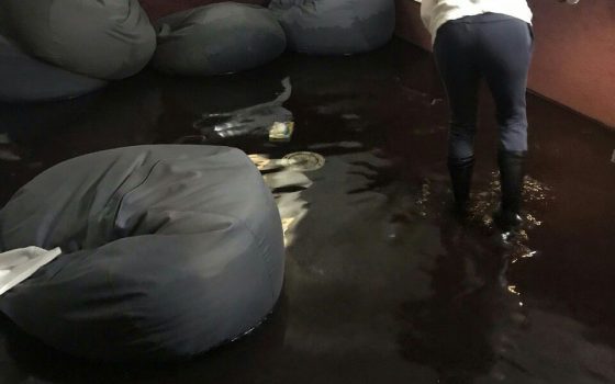 В центре Одессы в жилом доме затопило офис: коммунальщики “футболят” людей по кругу (фото, видео) «фото»