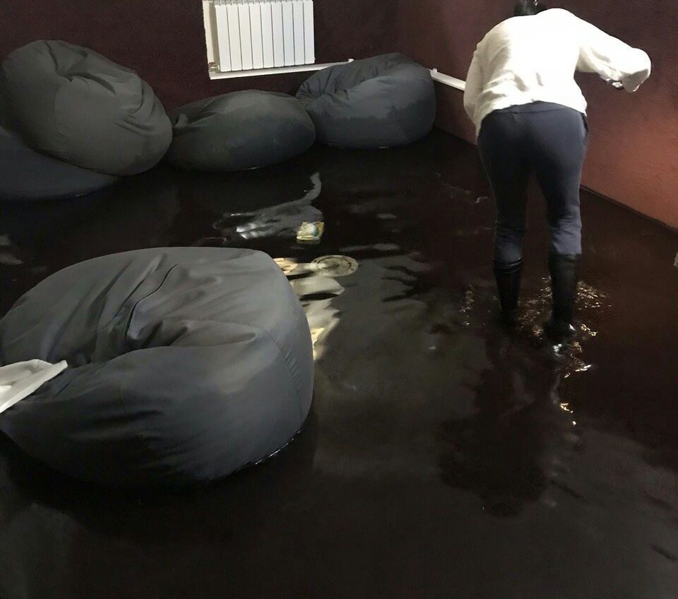В центре Одессы в жилом доме затопило офис: коммунальщики «футболят» людей по кругу (фото, видео) «фото»