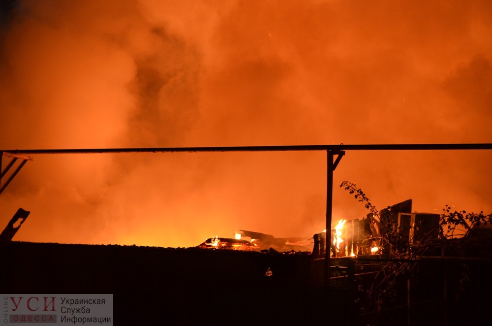 Масштабный пожар в Малиновском районе: пострадали два человека (фото) «фото»