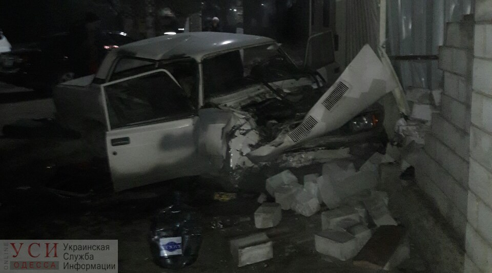 Под Одессой спасатели “вырезали” из автомобиля тела пострадавших в аварии (фото) «фото»