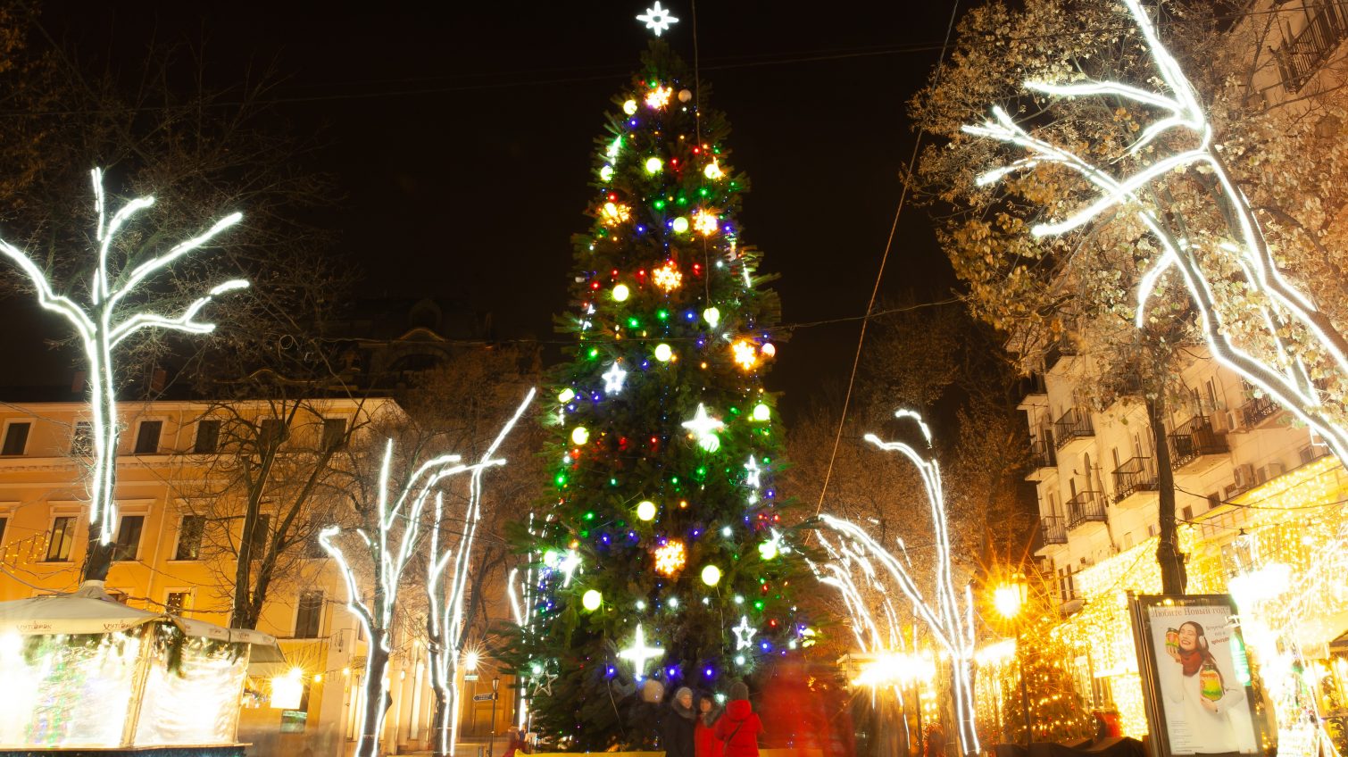 Новый год близко: на Дерибасовской зажгли праздничную елку (фото) «фото»
