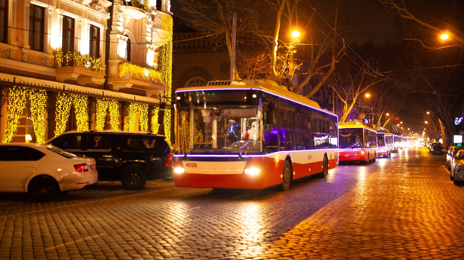 В Одессе в честь Дня святого Николая проехал праздничный парад троллейбусов (фото, видео) «фото»