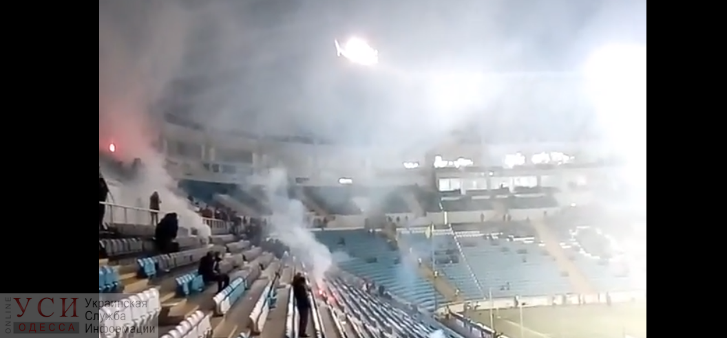 Фанаты во время матча подожгли кресла на стадионе “Черноморец”: их задержала полиция (видео) «фото»