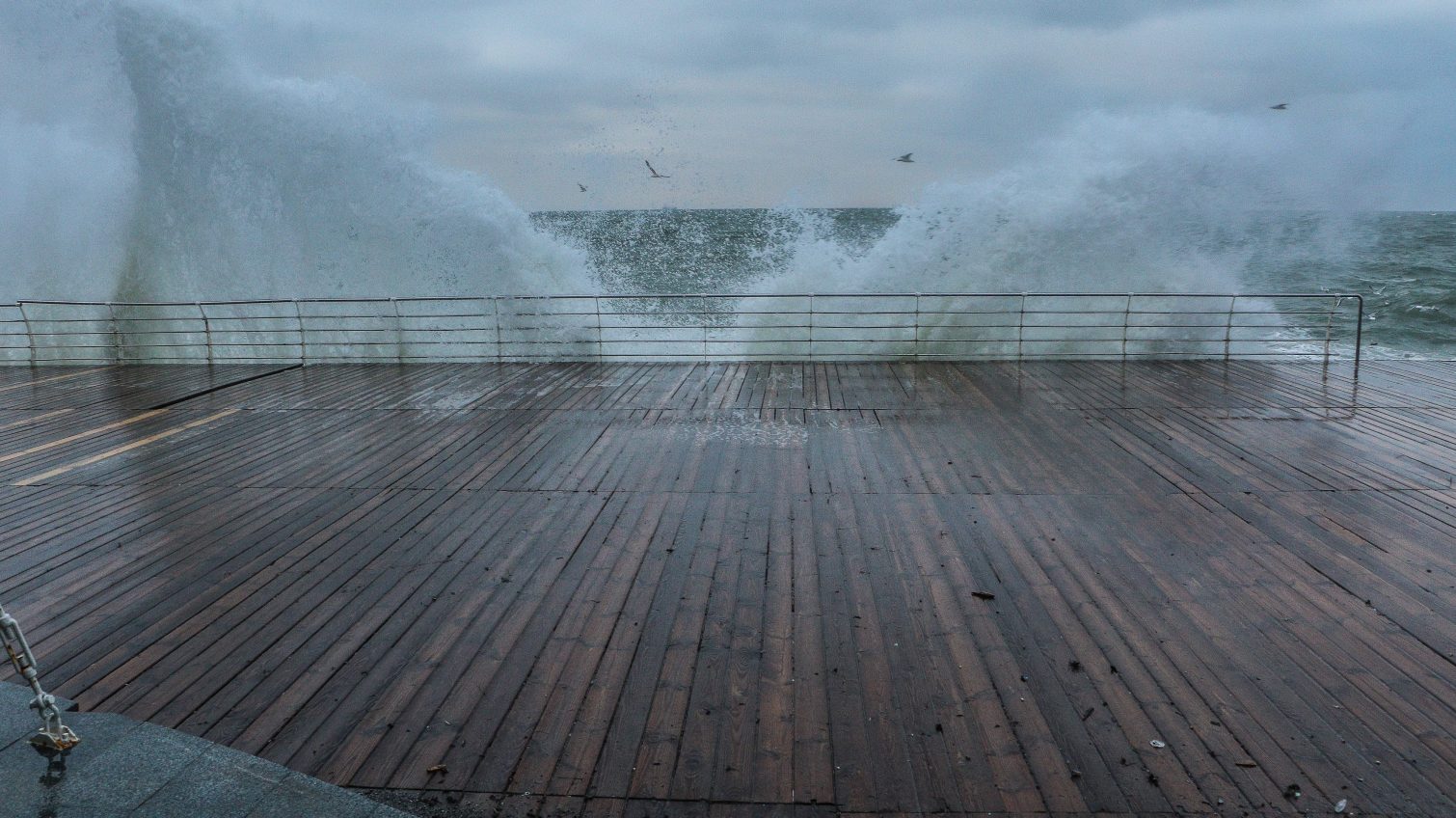 Заштормило: на одесских пляжах наблюдали высокие волны и порывистый ветер (фоторепортаж) «фото»