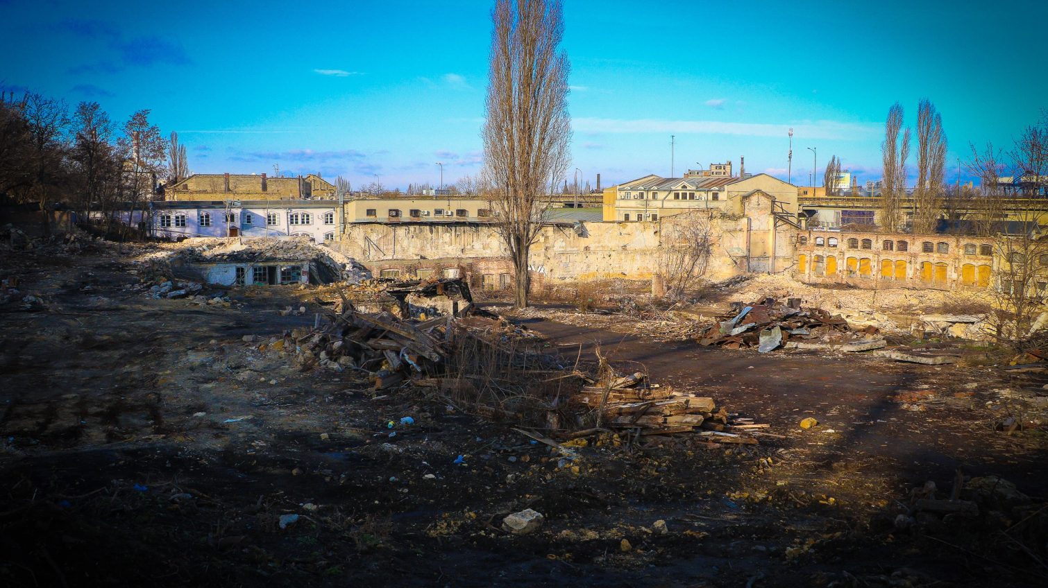 На Софиевской началось строительство гигантской заправки от “киприотов”: исторические здания судоремонтного завода снесли (фото) «фото»