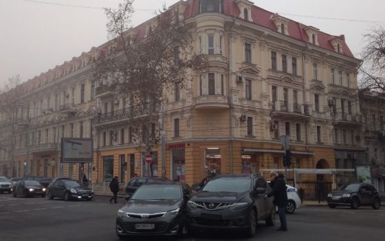 На Ришельевской столкнулись две иномарки: коммунальщики сняли на перекрестке светофоры (фото) «фото»