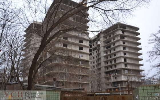 Очередной многоквартирный нахалстрой: на Фонтане “Фамильный дом” официально оформил почти достроенный дом, где продали большинство квартир (фото) «фото»