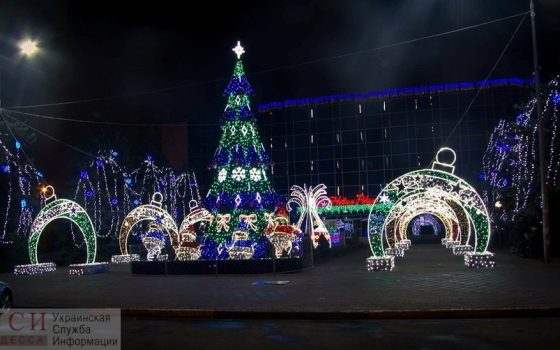 Близится Новый год: праздничные елки уже украсили в городах Одесской области (фото) usionline.com Близится Новый год: праздничные елки уже украсили в городах Одесской области (фото) «фото»