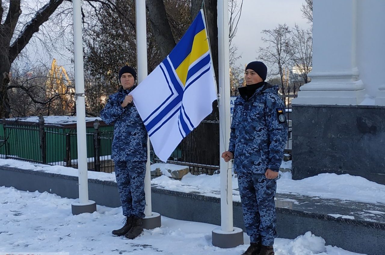 На Думской площади собрались одесситы в поддержку плененных моряков (фото) «фото»
