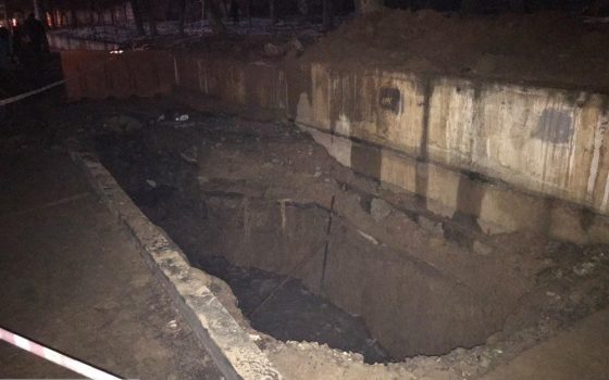 На Балковской пожилой мужчина упал в трехметровую яму, разрытую коммунальщиками (фото) «фото»
