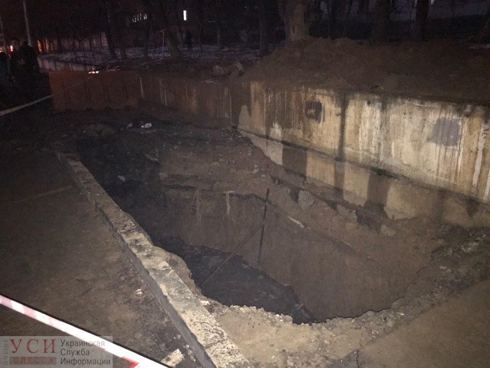 На Балковской пожилой мужчина упал в трехметровую яму, разрытую коммунальщиками (фото) «фото»