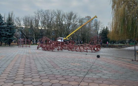Возле кинотеатра “Звездный” начали устанавливать долгожданную скульптуру “Любовь” (фото) «фото»
