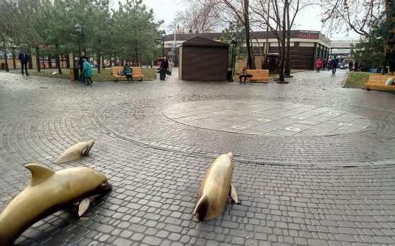 На Старосенной  площади установили Домик Санты: он загородил аллею (фото) «фото»