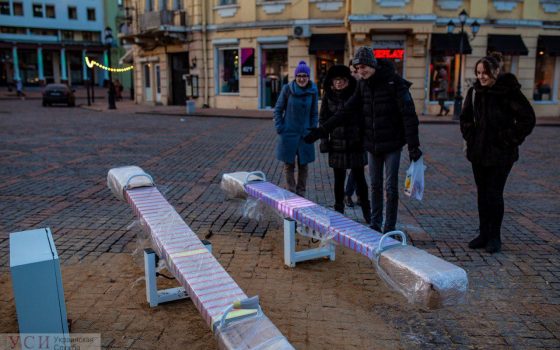 “Бриллиантовые качели”: на установленных светодиодных качелях обнаружились маркировки российской фирмы (фото) usionline.com “Бриллиантовые качели”: на установленных светодиодных качелях обнаружились маркировки российской фирмы (фото) «фото»