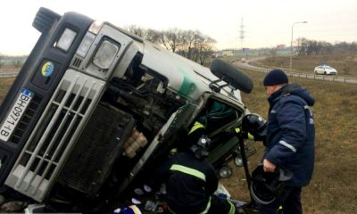 У Клеверного моста перевернулась фура: спасателям пришлось вырезать водителя из кабины (фото) usionline.com У Клеверного моста перевернулась фура: спасателям пришлось вырезать водителя из кабины (фото) «фото»