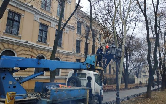 Праздник приближается: одесский Горсад украшают новогодней иллюминацией (фото) usionline.com Праздник приближается: одесский Горсад украшают новогодней иллюминацией (фото) «фото»