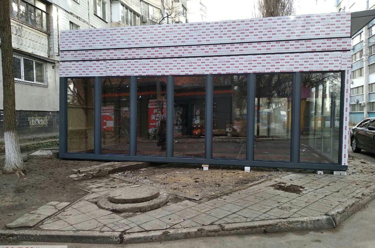 В Суворовском районе демонтировали незаконный МАФ установленный на клумбе впритык к дому (фото) «фото»