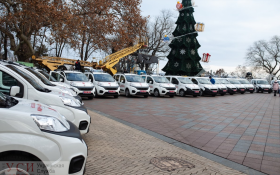На Думской площади одесским медикам вручили ключи от 18 новых автомобилей скорой помощи (фото) «фото»