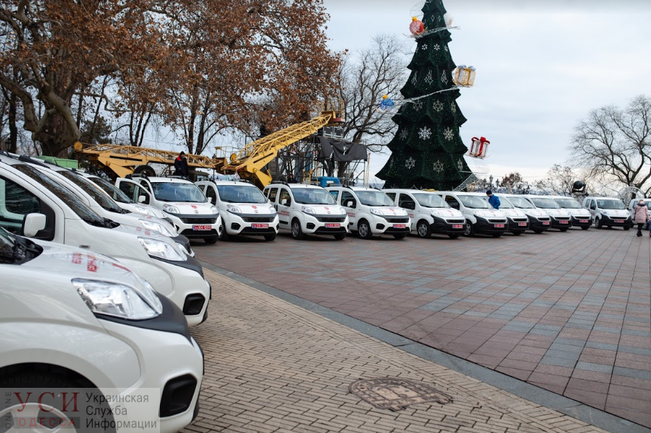 На Думской площади одесским медикам вручили ключи от 18 новых автомобилей скорой помощи (фото) «фото»