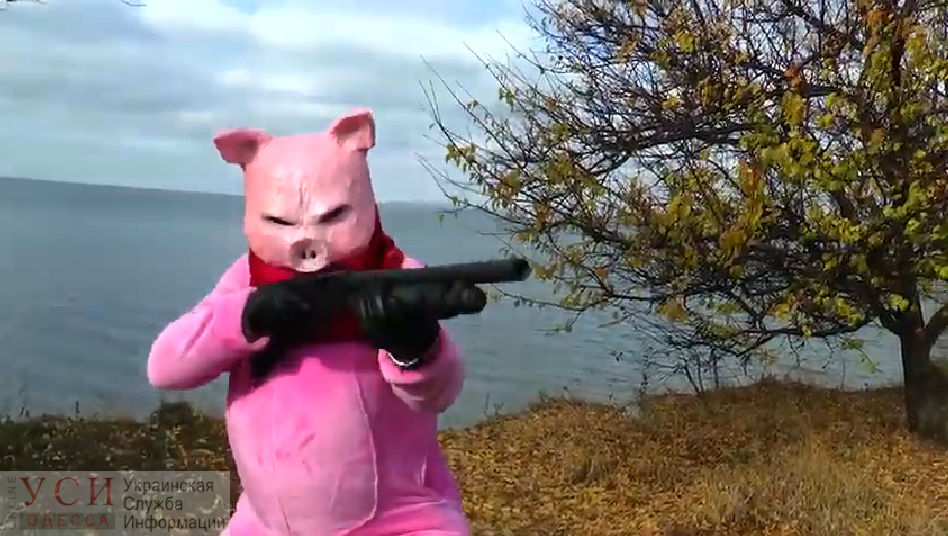 Свинья, ножи и дробовик: директор Одесского зоопарка снял новогодний хоррор (видео) «фото»