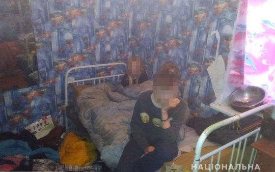 В Усатово мать бросила троих детей в доме без отопления, еду им приносила соседка (фото) «фото»