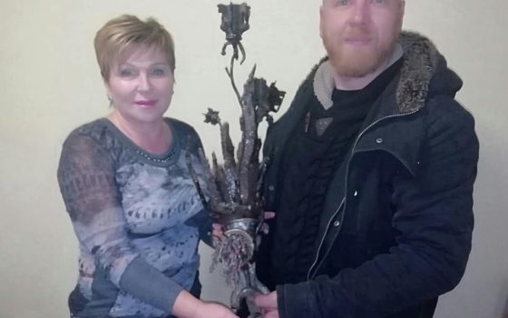 Одесский скульптор подарил Доброславу “Мясорубку памяти” – скульптуру, посвященную войне на Донбассе (фото) «фото»