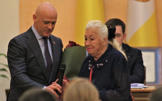 Бабушка “плененного” одесского моряка Андрея Новичкова получила награду за мужество «фото»