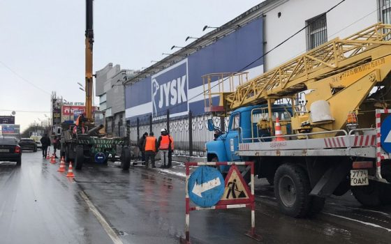 На Среднефонтанской снова огромная пробка: коммунальщики устанавливают снесенный вчера столб (фото) «фото»