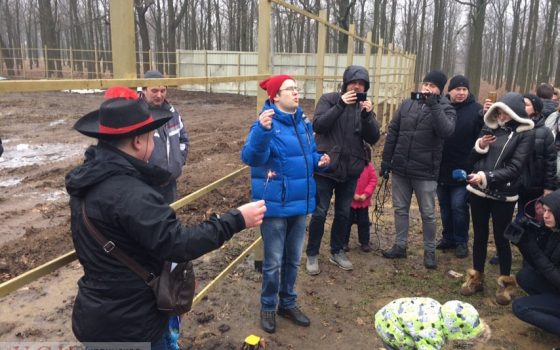 Одесские активисты пришли с игрушечными бульдозерами к “Догтауну” на 411-й батарее (фото, видео) «фото»