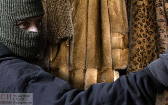 В Одессе задержали пару воров, которые похитили шубы из гардероба ночного клуба «фото»