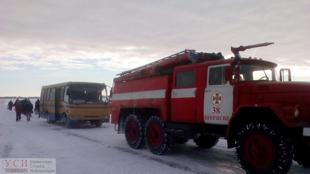Рейсовый автобус с пассажирами попал в снежную ловушку в Одесской области (фото) «фото»