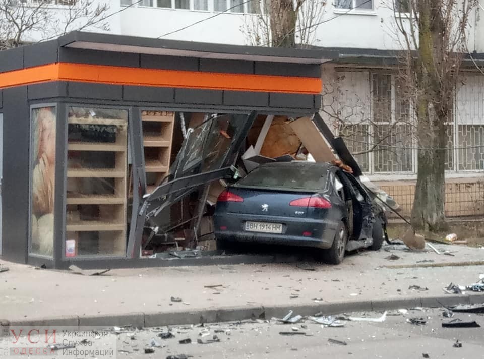 Автомобиль протаранил хлебную будку на поселке Котовского (фото) «фото»