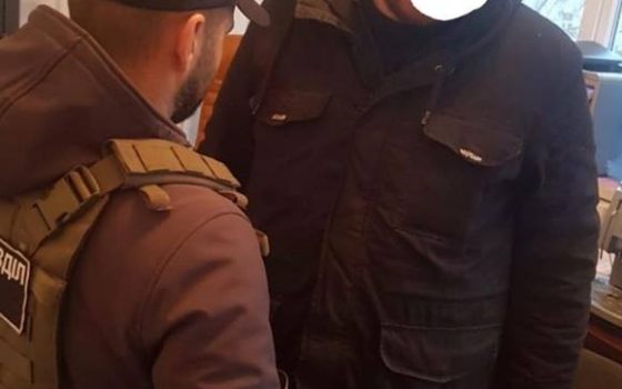 Правоохранители задержали сотрудника банка, вымогавшего взятку за снятие обременения с автомобиля «фото»