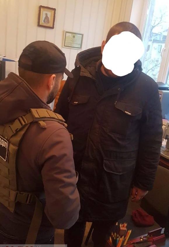Правоохранители задержали сотрудника банка, вымогавшего взятку за снятие обременения с автомобиля «фото»