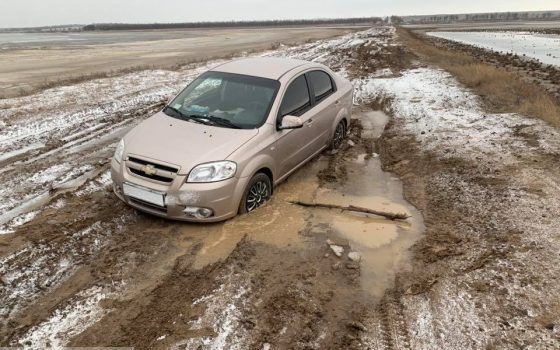 По дороге на встречу с сельскими жителями глава Татарбунарского района застрял в ямах (фото) «фото»