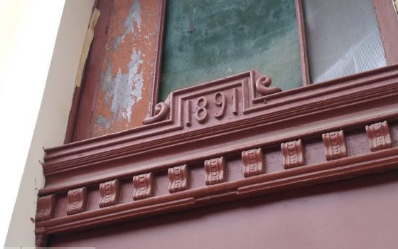 Новый дверной скандал: одесситы вкрутили лампочку в исторические двери дома Новикова на Бунина (фото) «фото»