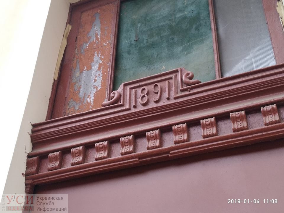 Новый дверной скандал: одесситы вкрутили лампочку в исторические двери дома Новикова на Бунина (фото) «фото»