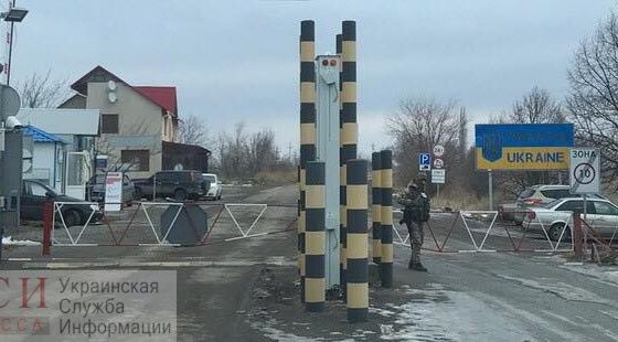100$ за машину: одесский таможенник помогал водителям на “евробляхах” продлить регистрацию «фото»