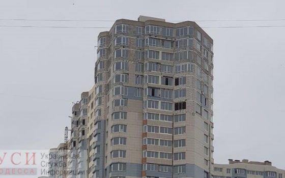 В Черноморске продолжает саморазрушаться высотка Стройтехснаба, угрожая жизням местных жителей (фото) «фото»