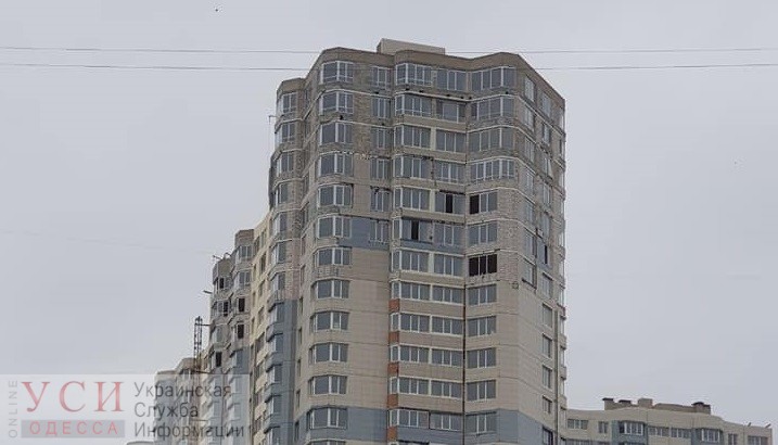 В Черноморске продолжает саморазрушаться высотка Стройтехснаба, угрожая жизням местных жителей (фото) «фото»