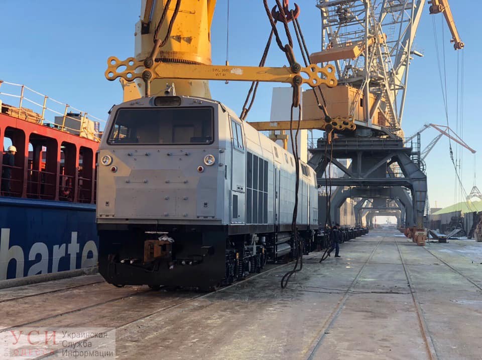 В Черноморск прибыли еще пять локомотивов “Тризуб” из США (фото) «фото»