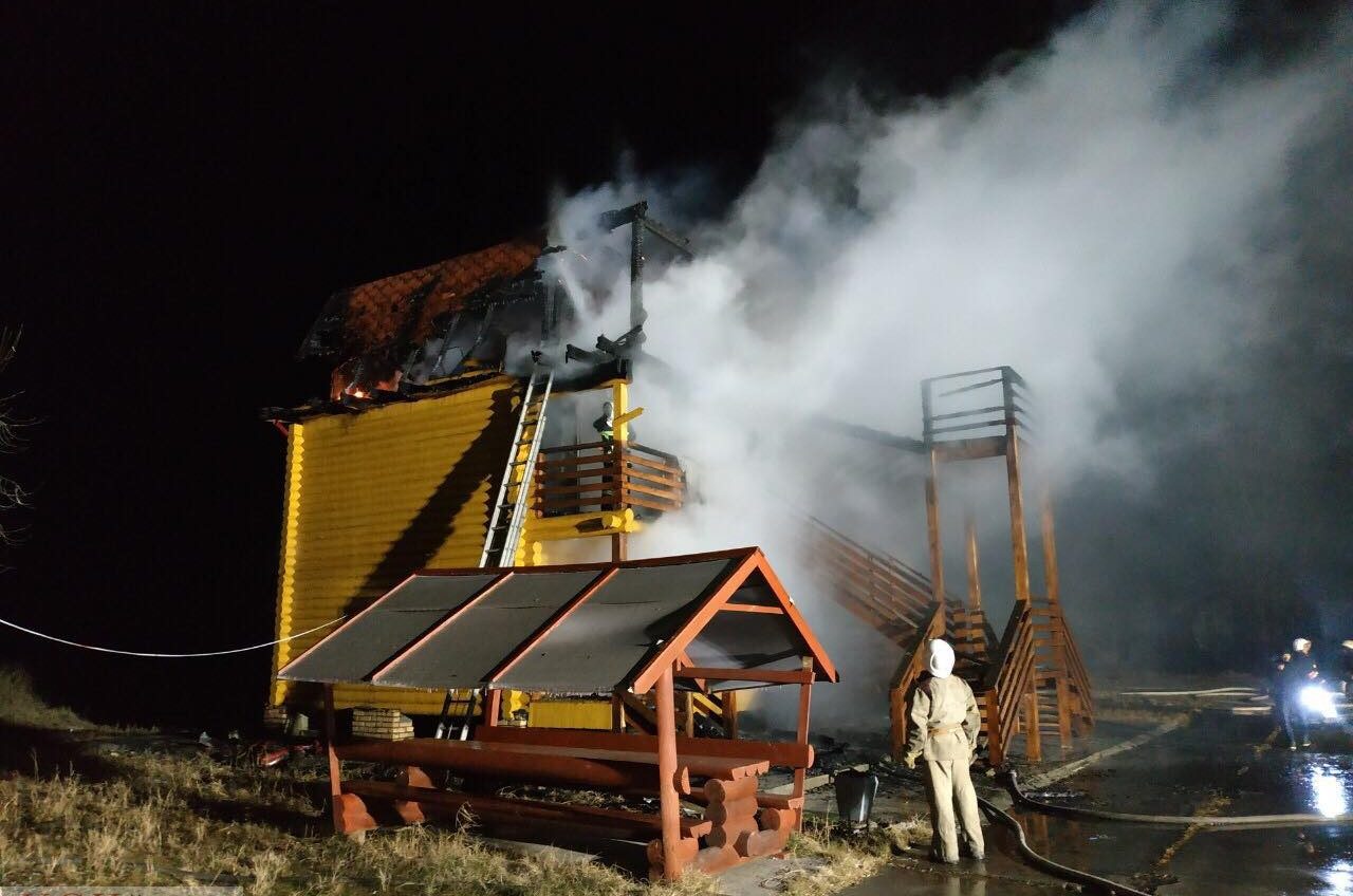 В Затоке три часа тушили деревянный домик базы отдыха “Гранит” «фото»