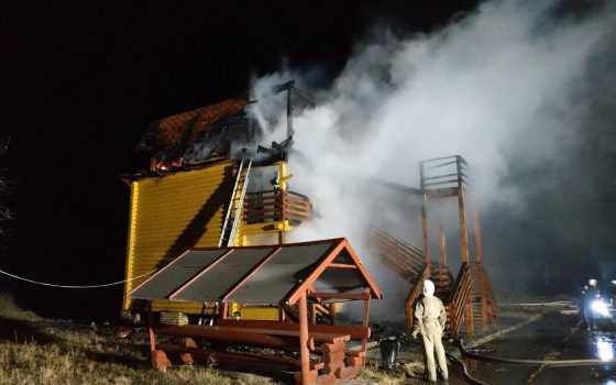 В Затоке три часа тушили деревянный домик базы отдыха “Гранит” «фото»