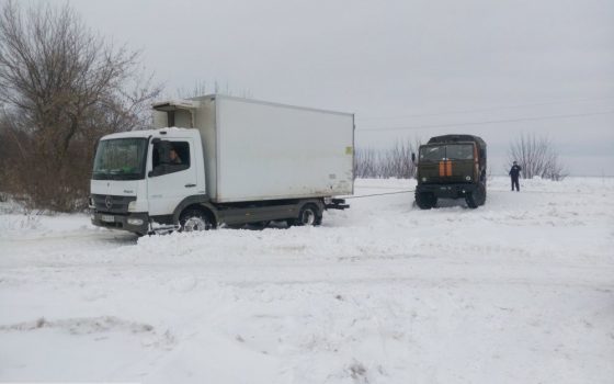 Гололед и сугробы на дорогах в Одесской области: спасатели вытащили застрявшую фуру и карету скорой (фото) «фото»