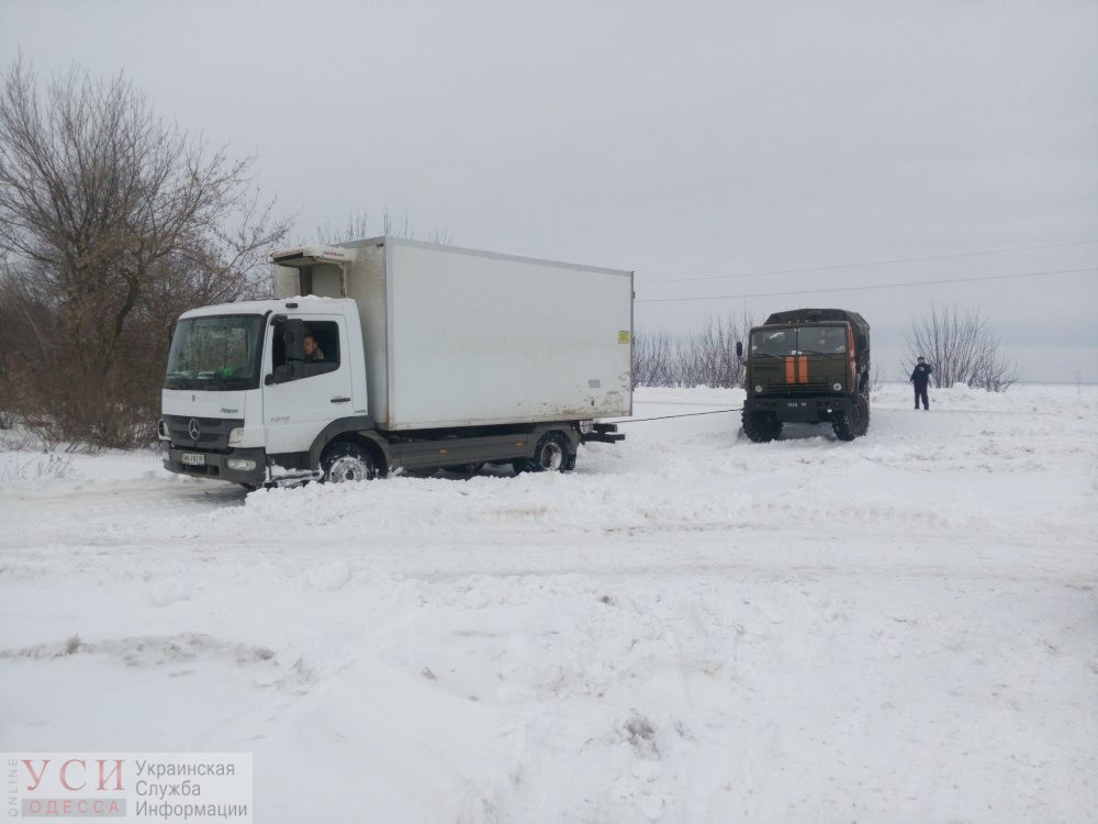 Гололед и сугробы на дорогах в Одесской области: спасатели вытащили застрявшую фуру и карету скорой (фото) «фото»