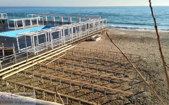 Подготовка к лету: на пляже в Аркадии ночной клуб расширяет настил (фото) «фото»