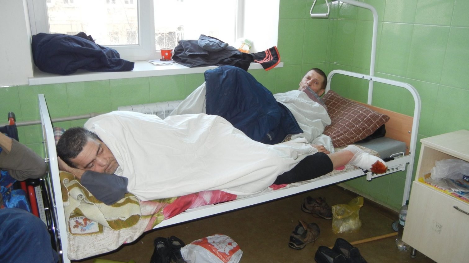Гнойное отделение Еврейской больницы переполнено: бездомные лежат по двое на одной койке, а некоторые спят под кроватью (фото) «фото»