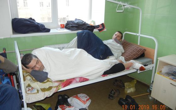 Гнойное отделение Еврейской больницы переполнено: бездомные лежат по двое на одной койке, а некоторые спят под кроватью (фото) «фото»